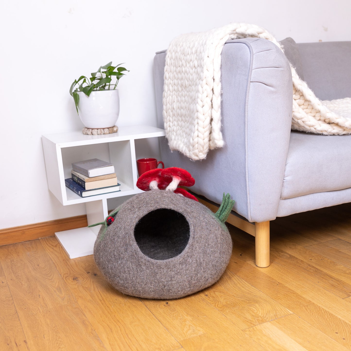 Mini Bug Mushroom Felt Cat Cave 100% New Zealand Wool handmade color floral red green brown 7kg -8kg 50 cm
