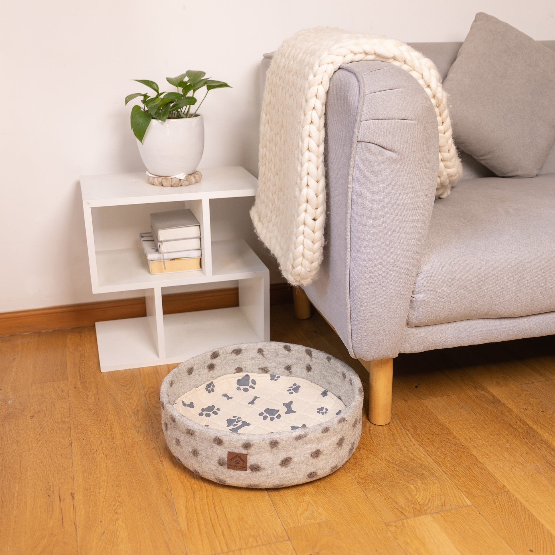 Spotty Handmade Felt Pet Bed 100% New Zealand Wool handmade color floral gray white cream pet product comfy