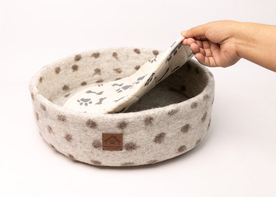 Spotty Handmade Felt Pet Bed 100% New Zealand Wool handmade color floral gray white cream pet product comfy