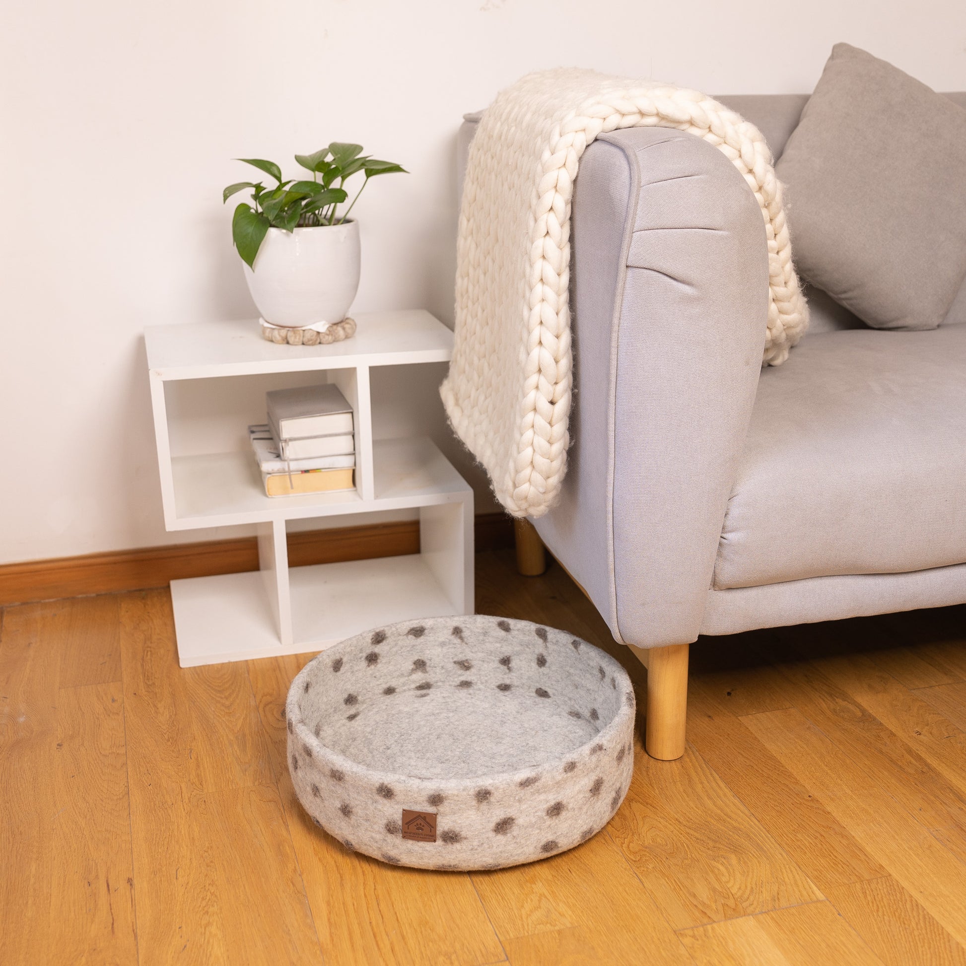 Spotty Handmade Felt Pet Bed 100% New Zealand Wool handmade color floral gray white cream pet product comfy